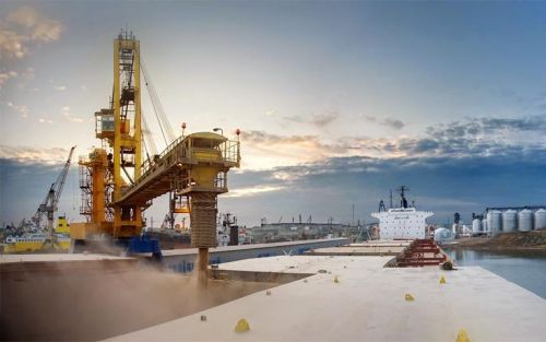 Судно в порту під завантаження зерном