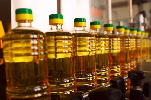 Рослинна олія в пляшках