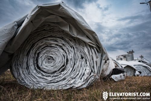 Рулон полімерного рукава скручений за допомогою змотувача «Равлик» від компанії «Чисте поле»