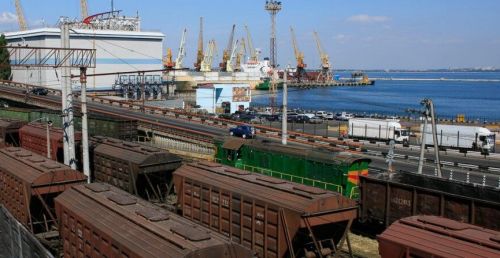 Черга вагонів з зерном в портах України