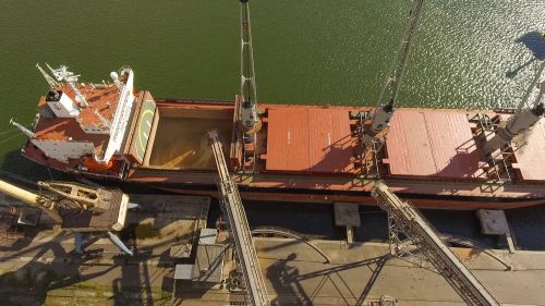 Судно із зерном в порту