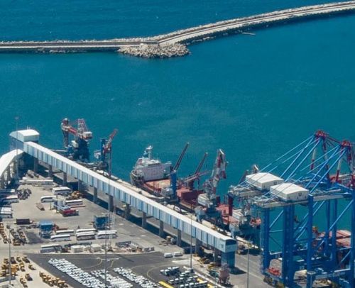 Російське судно завантажується краденим українським зерном з окупованих територій