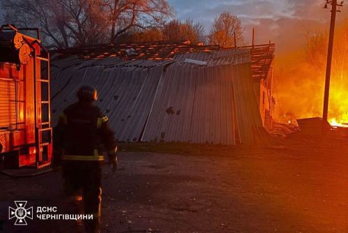 Пожежа в складах із зерном внаслідок влучань російських БпЛА по агропідприємствах в Чернігівській області