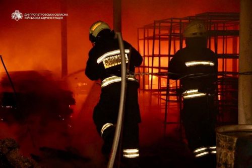 Пожежа на підприємстві внаслідок атаки російських БпЛА у Дніпрі