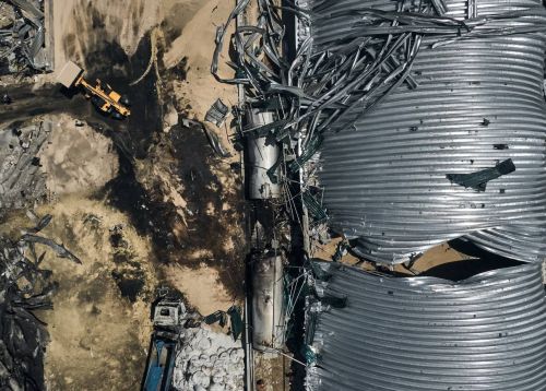 Пошкоджене зерносховище на Одещині внаслідок влучання російського безпілотника