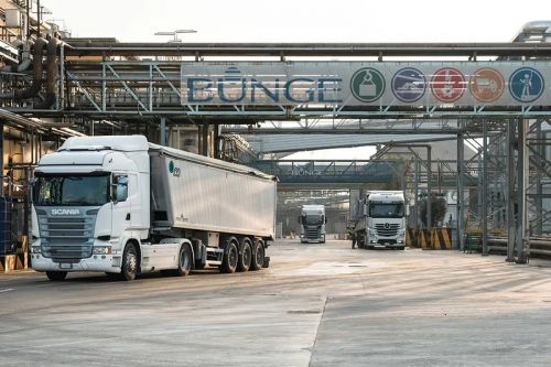 Вантажівки на підприємстві Bunge