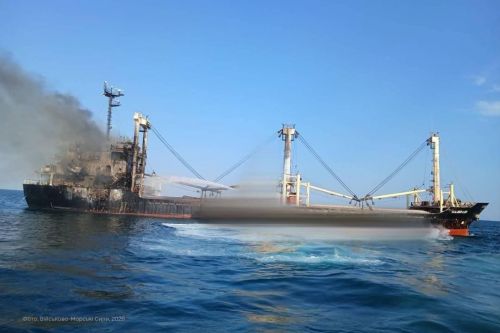Пошкоджене судно із зерном у Чорному морі