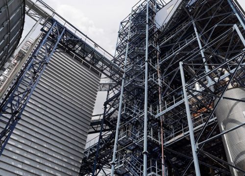 Зерносушарка та інше обладнання на елеваторі