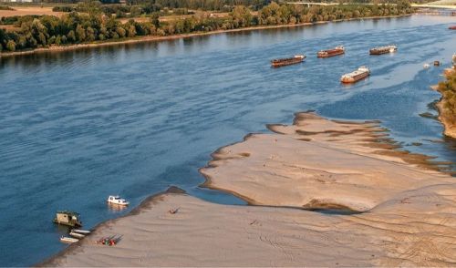 Зернові баржі на Дунаї