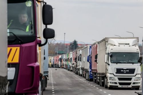 Черга вантажівок на кордоні