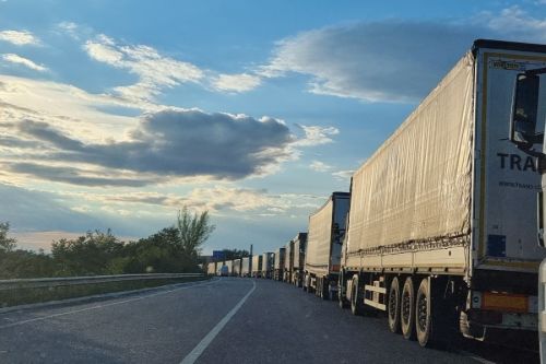 Черга вантажівок на західному кордоні