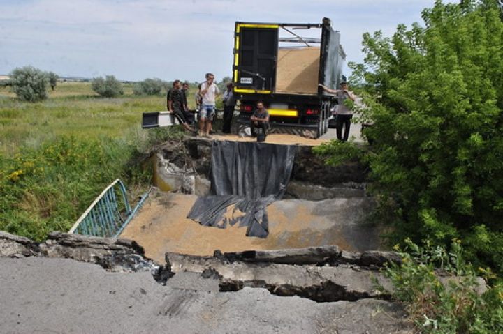 На Днепропетровщине аварийный мост не выдержал веса зерновоза и рухнул