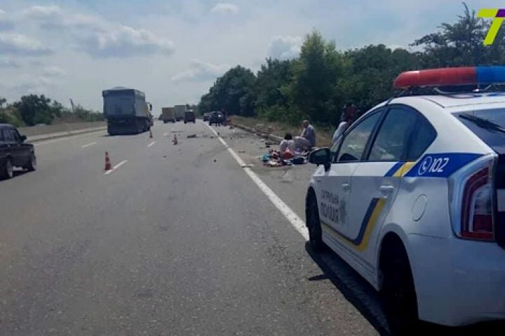На трассе Киев-Одесса зерновоз стролкнулся с грузовым автомобилем
