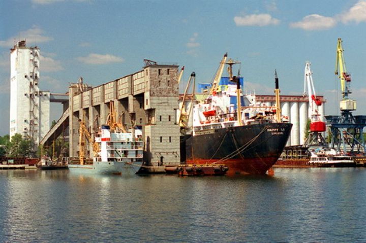В первом полугодии экспортная перевалка зерна в портах Украины снизилась на 10,3%