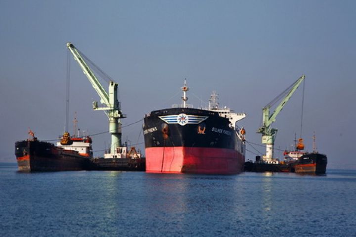 Развитие рейдовой перевалки позволит частично отказаться от услуг портовых терминалов — мнение