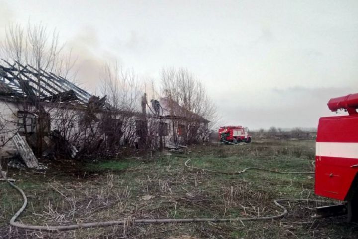 На Черкасчине пожарная команда элеватора помогла потушить возгорание постройки