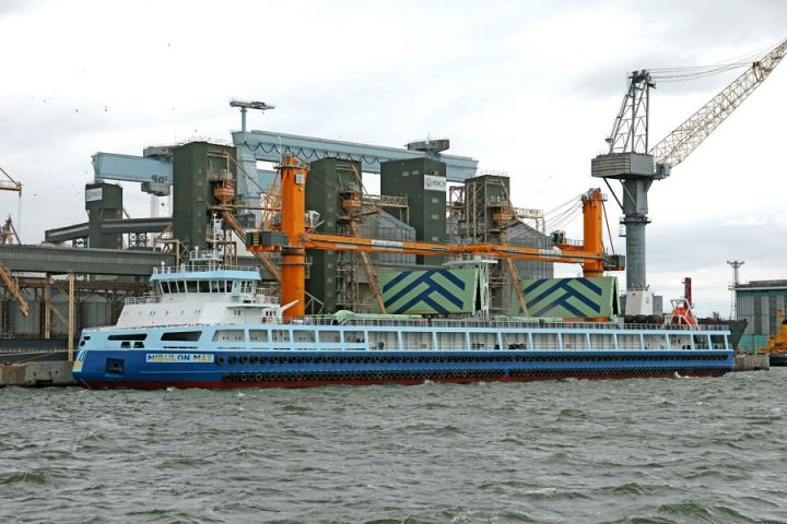 Самоходный плавкран НИБУЛОНа отгрузил на экспорт около 600 тысяч тонн агропродукции