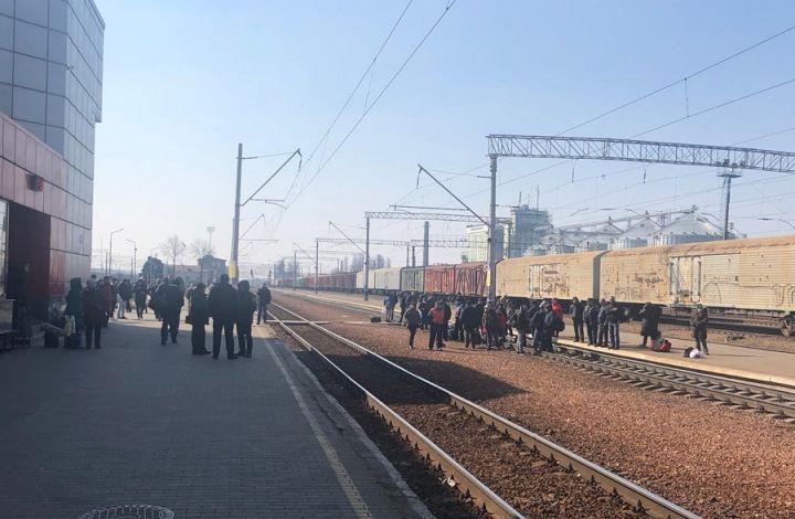 На Киевщине местные жители перекрыли дорогу грузовому поезду