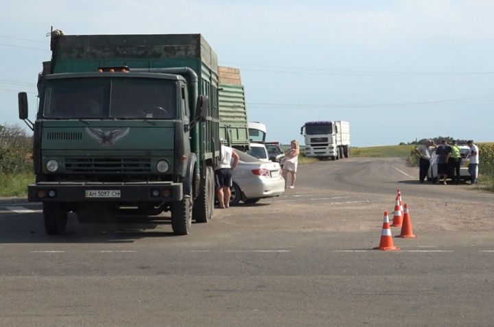 В Донецкой области под зерновоз на скорости влетела машина с детьми