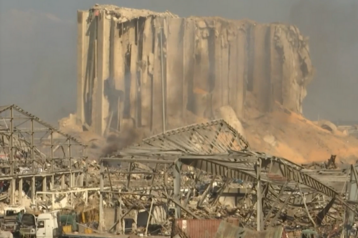 Взрыв в порту Бейрута разрушил стратегическое зернохранилище Ливана
