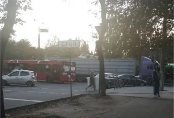 В Николаеве столкнулись зерновоз и автобус с пассажирами