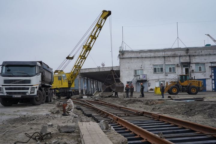 На строящемся зерновом терминале в Мариуполе обустраивают железнодорожную ветку