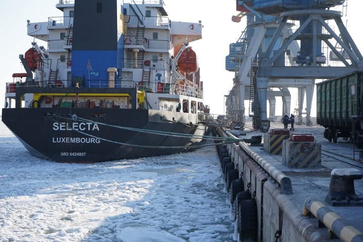 В портах Азовского моря непогода остановила движение судов