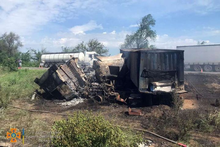 Зерновоз і дві вантажівки зіткнулися на трасі Дніпро-Миколаїв