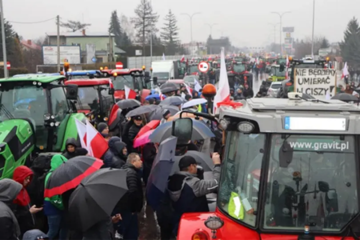 Польські фермери знову протестують через імпорт українського зерна 