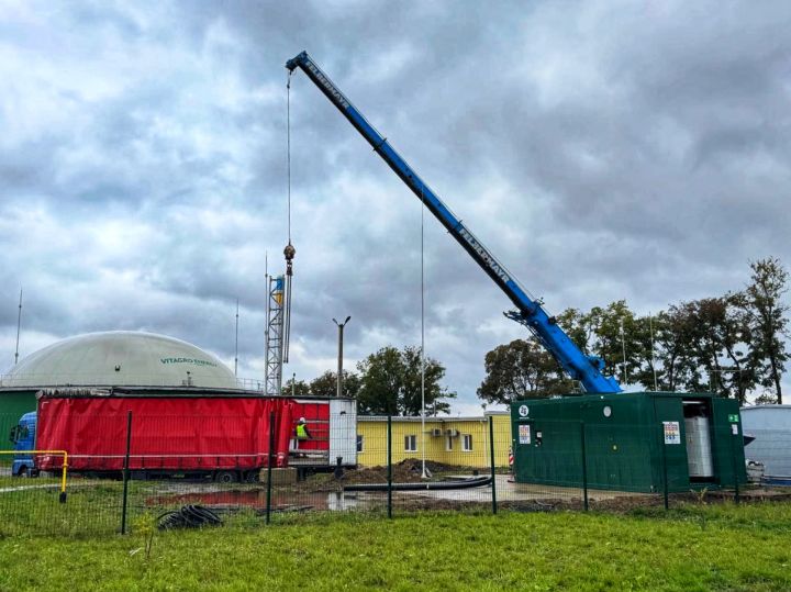 Процес встановлення когенераційного модуля на біометановому заводі VITAGRO, який одночасно вироблятиме електричну та теплову енергію з біогазу