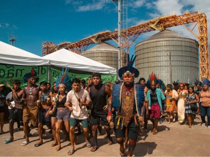 Корінне населення протестує на зерновому терміналі Cargill у Сантарені (Бразилія), 1 лютого 2026 року
