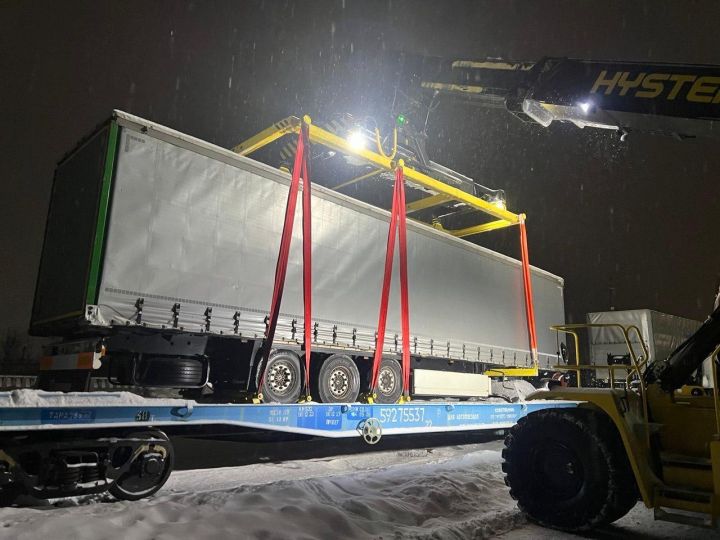 Напівпричеп без тягача на контрейлерній платформі Укрзалізниці