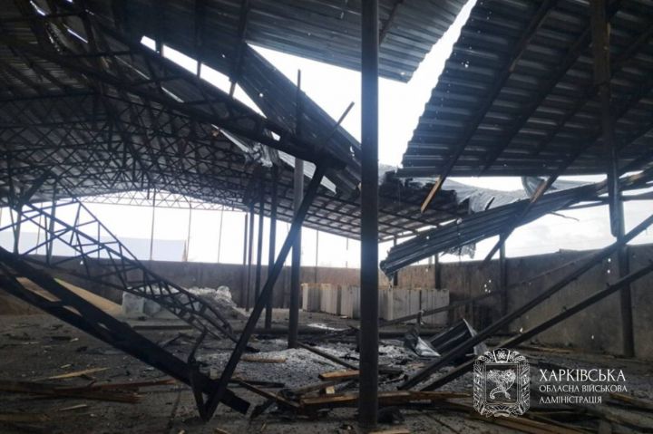 Пошкоджений від російських ударів ангар агропідприємства у селі Губарівка Богодухівського району на Харківщині