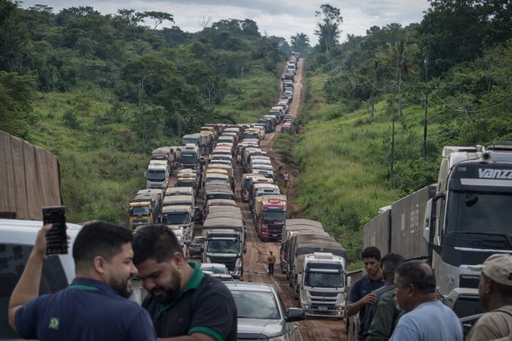 39-кілометрова черга вантажівок до порту Мірітитуба (штат Пара, Бразилія)
