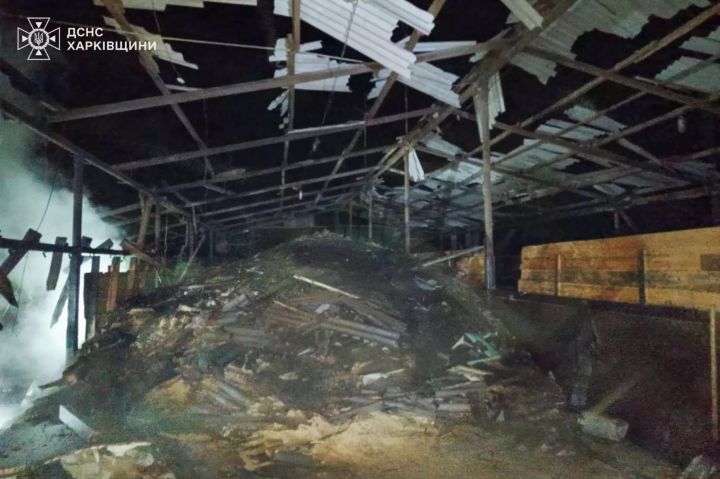 Пошкоджений склад із соняшником внаслідок удару Росії по фермерському господарству на Харківщині