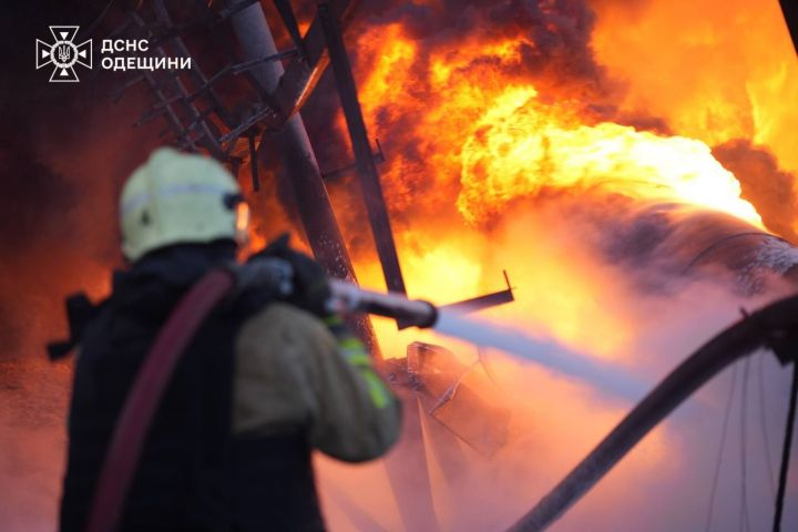 Атака Росії Пожежа в одному з портів Одещини внаслідок атаки Росії