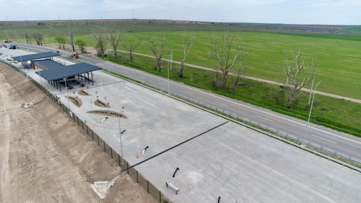 Стоянка для вантажного транспорту на автодорозі М-15 Одеса — Рені поблизу міжнародного пункту пропуску «Рені — Джюрджюлешть»