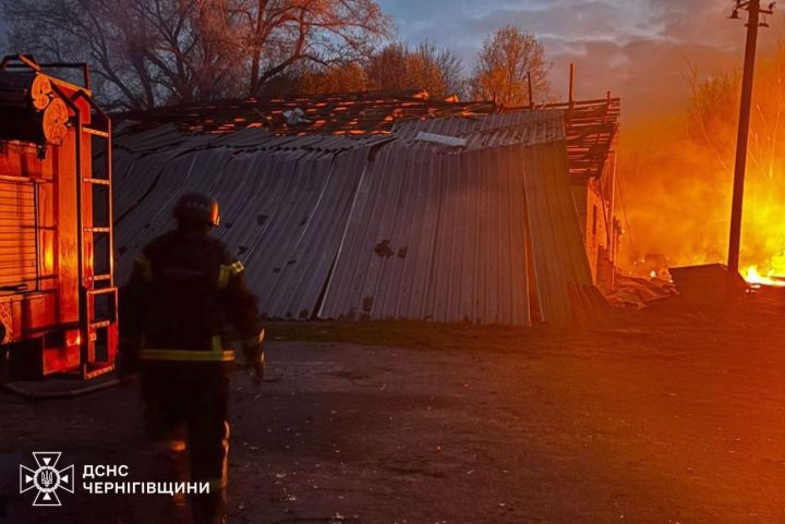 Пожежа в складах із зерном внаслідок влучань російських БпЛА по агропідприємствах в Чернігівській області