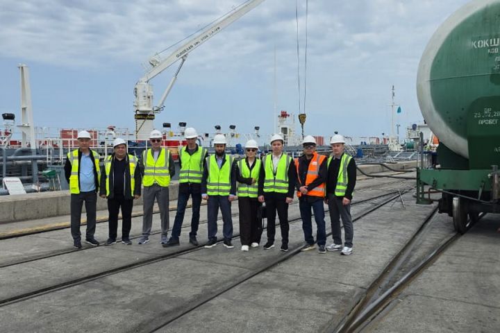 Казахстан відправив із порту Актау в Каспійському морі до Ірану першу партію рослинної олії
