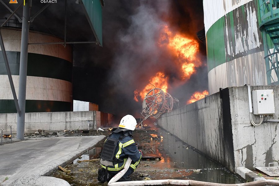 Після обстрілів Миколаєва 22 червня на одному з промислових підприємств виникла пожежа резервуару із соняшниковою олією
