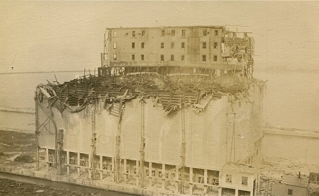 Портовий елеватор в місті Порт-Колборн після вибуху