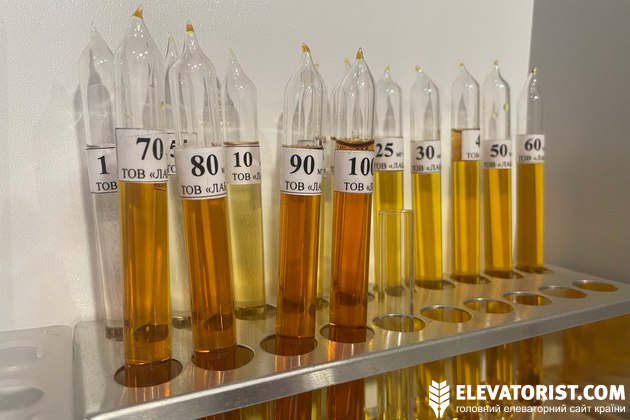 Зразки олії в лабораторії олійно-пресового заводу Скай Протеїн