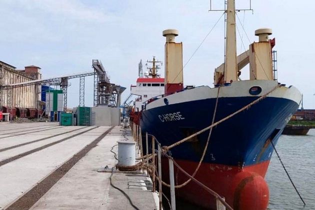 Перше завантажене українським зерном судно в порту Галац восени 2022 року. Судно йшло в Грецію 