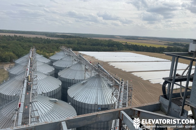 На Жмеринському елеваторі зберігають зерно в полімерних рукавах