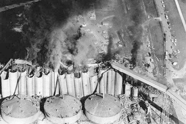 Фотографія вибуху та пожежі 1977 року на елеваторі Continental Grain Co. у США, внаслідок якої загинуло 35 людей. Автор зображення: Браян С. Берто, архів The Times-Picayune