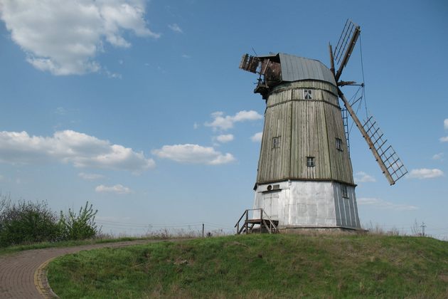 Млин у Пустовітах станом на сьогодні: ураганом 2023 було пошкоджено крила. Фото Олени Крушинської