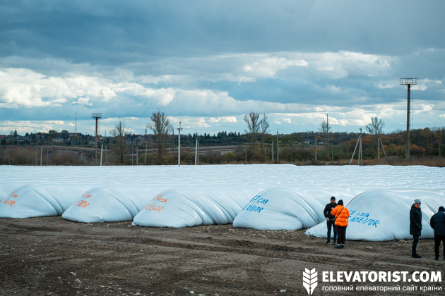 Заповнені полімерні рукави біля Городенківського елеватора МХП