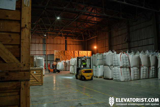 Навантажувачі переміщують біг-беги після очищення та сортування насіння