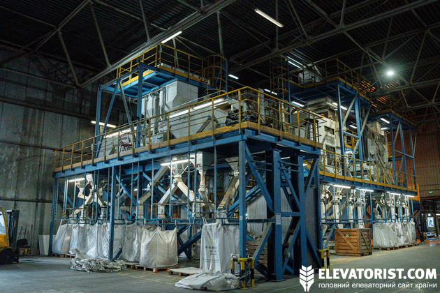 Вузол калібрування насіннєвого заводу: різні фракції після очищення автоматично розподіляються у біг-беги під випускними каналами