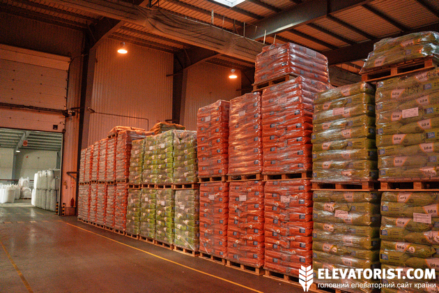 Холодильний склад заводу: упаковане насіння зберігають у прохолоді, щоб забезпечити стабільну схожість та довготривалий контроль якості